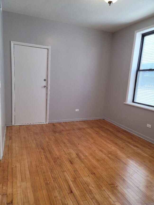 Building Photo - 2952 W Belmont Ave
