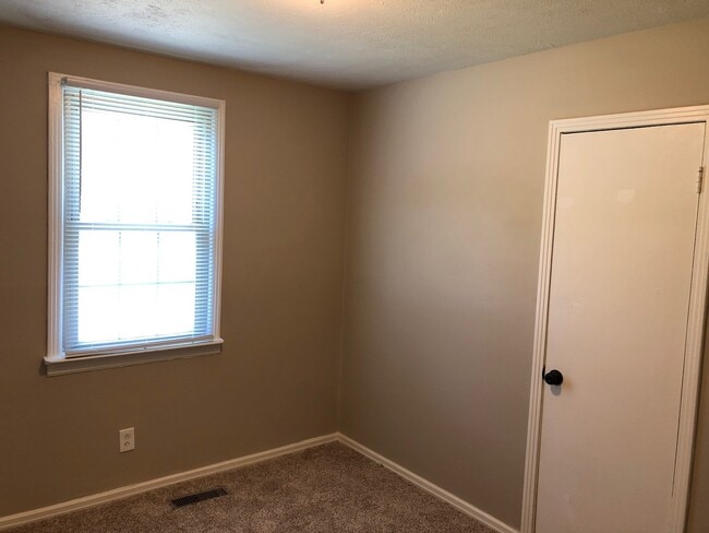 Building Photo - Move In Ready!