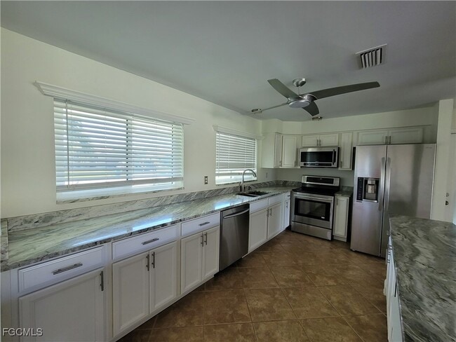 Building Photo - 3829 SE 10th Ave