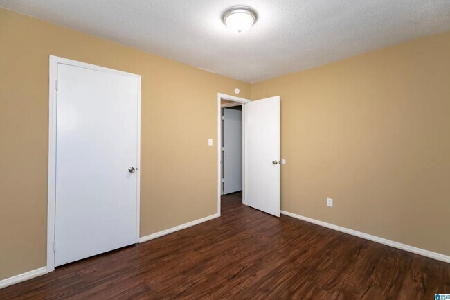 Building Photo - 4/2 Adamsville Home