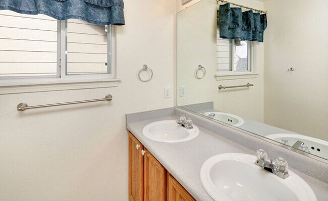 Building Photo - Spacious 4 Bedroom Home with Finished Basement, Vaulted Ceilings & Huge Fenced Yard
