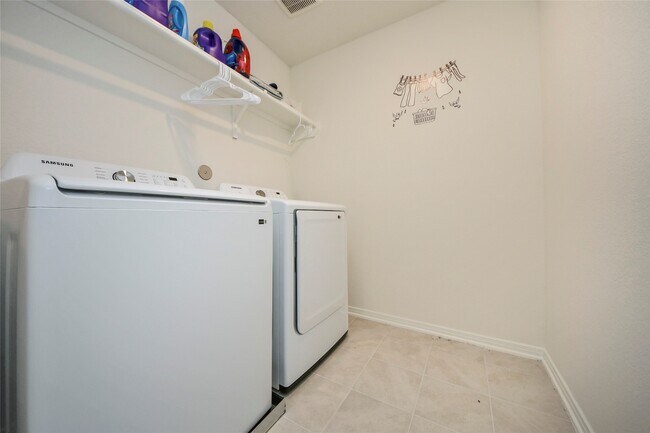 Building Photo - 4852 Sun Fls Dr