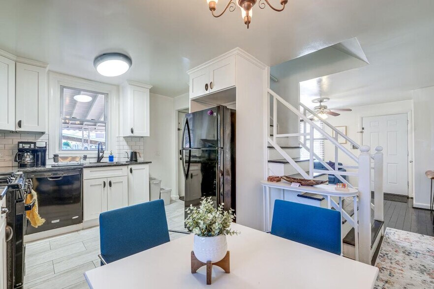 Building Photo - 2430 S Oakland St