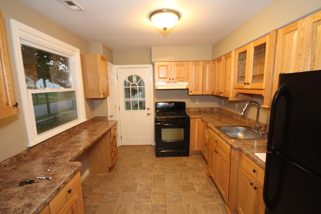 Building Photo - Beautiful Updated little rancher with nice yard!