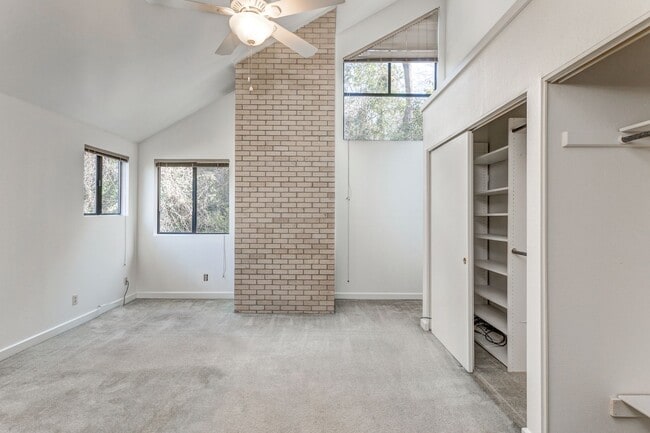 Building Photo - TCU / Medical District Townhome