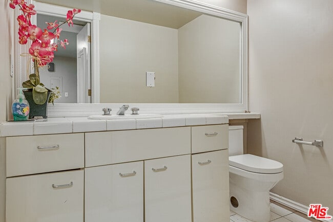 Building Photo - 342 N Palm Dr