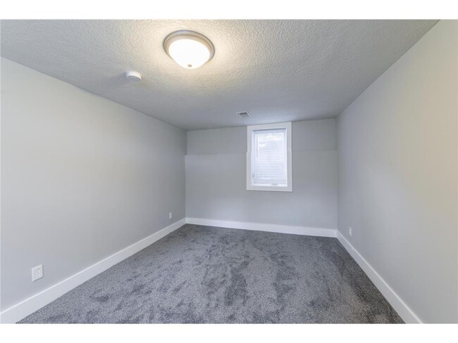 Building Photo - 11020 W River Rd