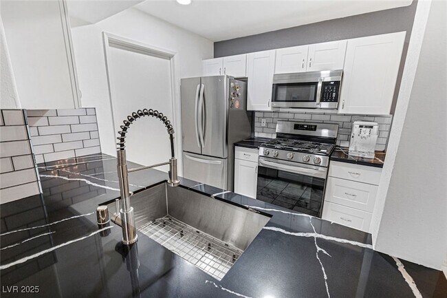 Building Photo - 950 Seven Hills Dr