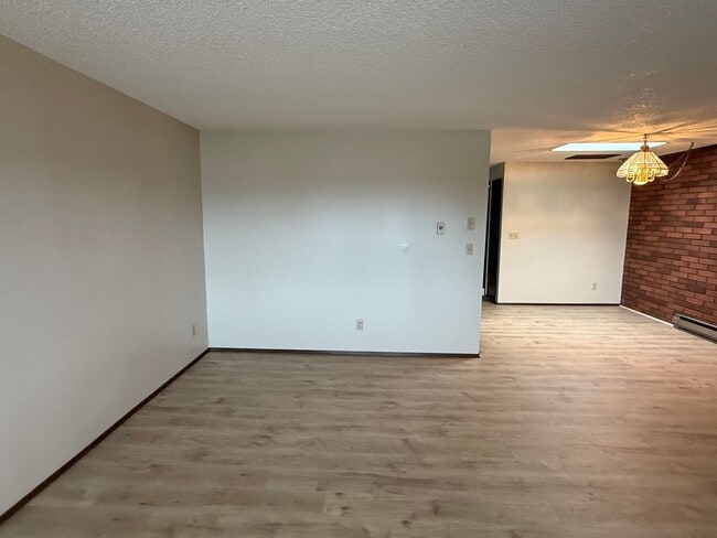 Building Photo - Charming Retro-Style 2 Bedroom Apartment i...