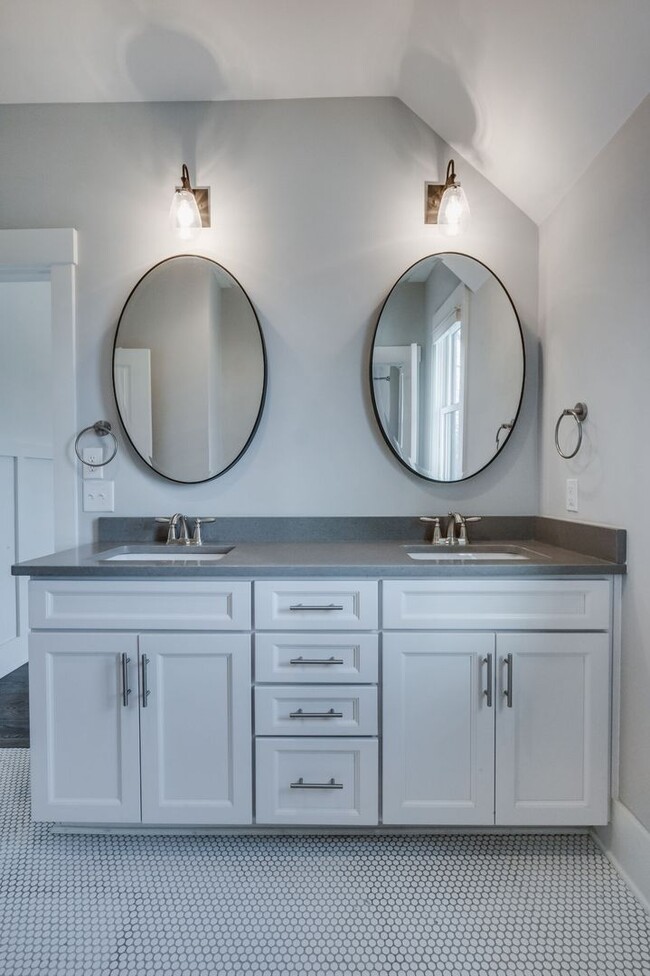 Building Photo - Lovely 3BE/3modern farmhouse is a sheer de...