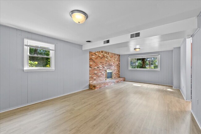 Building Photo - "Spacious 5-Bed Home with Granite Accents ...