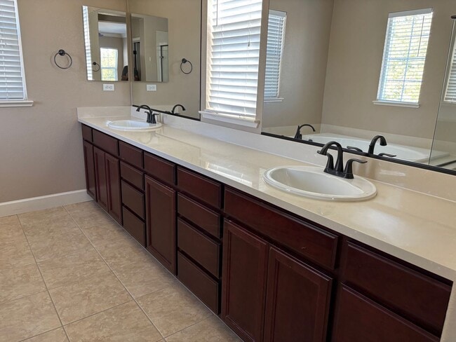 Building Photo - Large executive home close to Questa school!