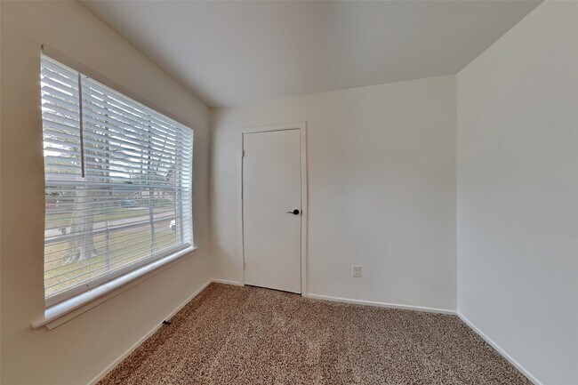 Building Photo - 2137 Parkdale Dr