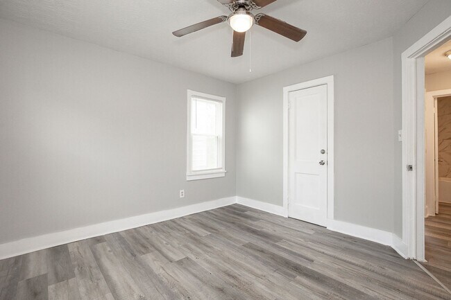 Building Photo - 3 bedroom/1 bath Single House!