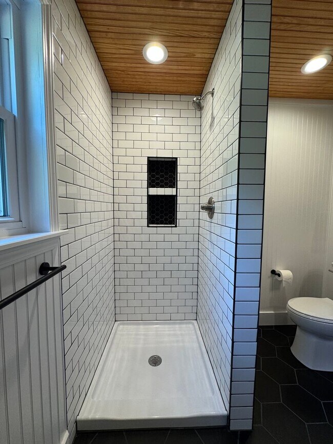 Building Photo - Spacious 3/2.5 House in Twickenham Estates...
