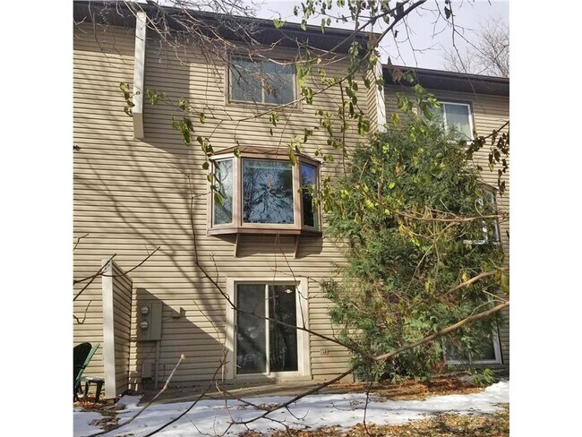Building Photo - Awesome golden valley townhouse with 2 beds and 2.5 baths available 6/1/2024!