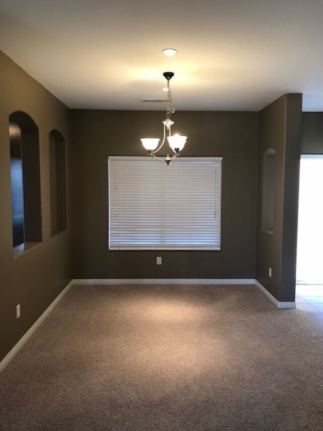 Building Photo - Beautiful 4 Bedroom in NW!