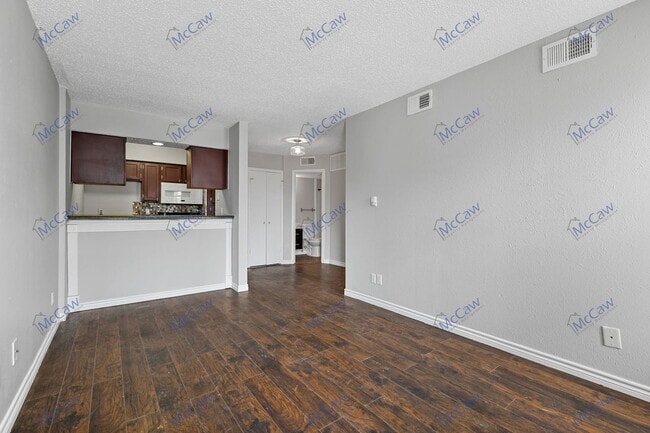 Building Photo - 9520 Royal Ln