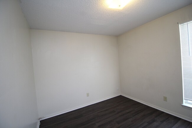 Building Photo - 3/2 brick with fenced backyard in SW Pensa...