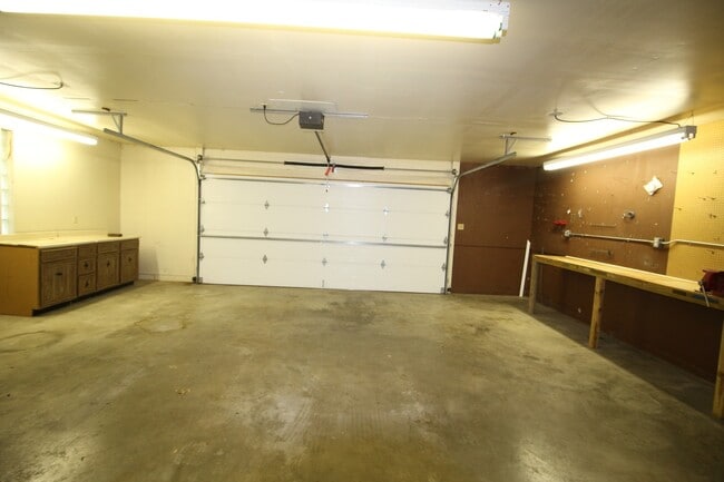 Building Photo - 133 Youngridge Dr