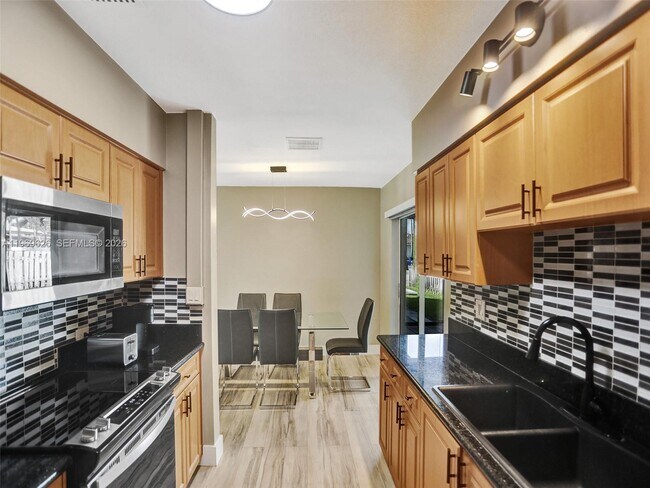 Building Photo - 491 SE 23rd Ave