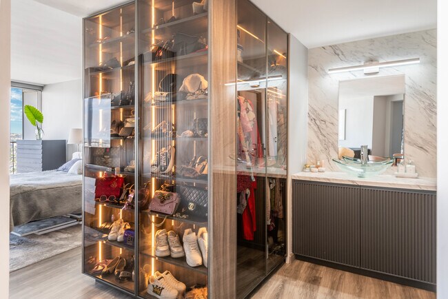 Building Photo - 700 E Ocean Blvd