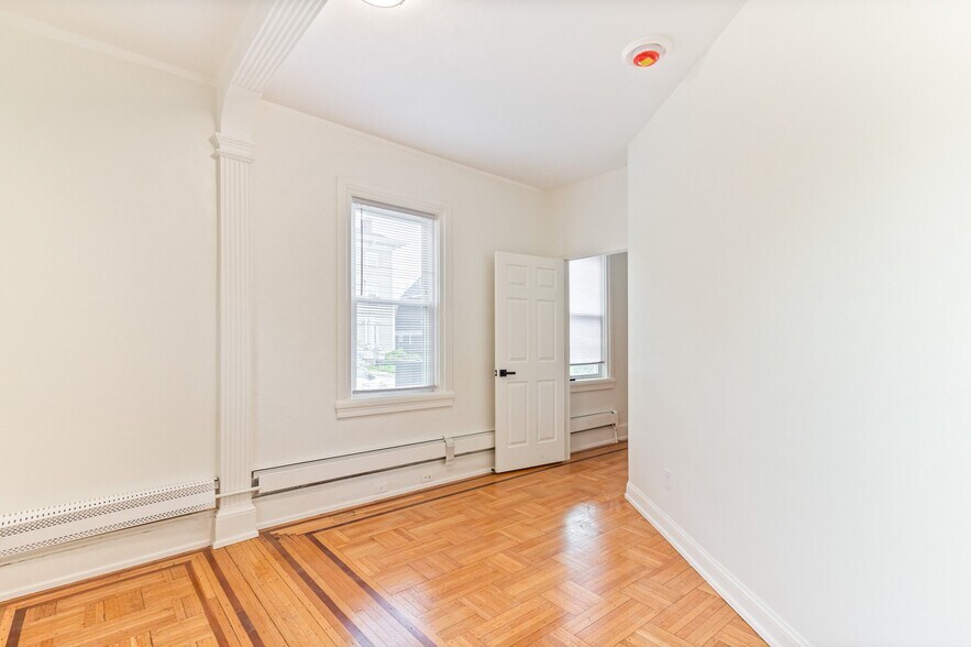 Building Photo - 169 Waterman St