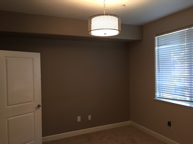 Building Photo - 1501 Secret Ravine Pky