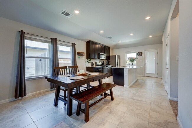 Building Photo - 206 Creek Hollow Dr