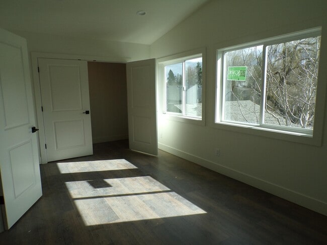 Building Photo - 1400 Dollar St