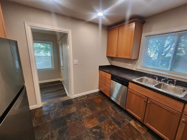 Building Photo - Updated 3 bedroom 1.5 home great for enter...