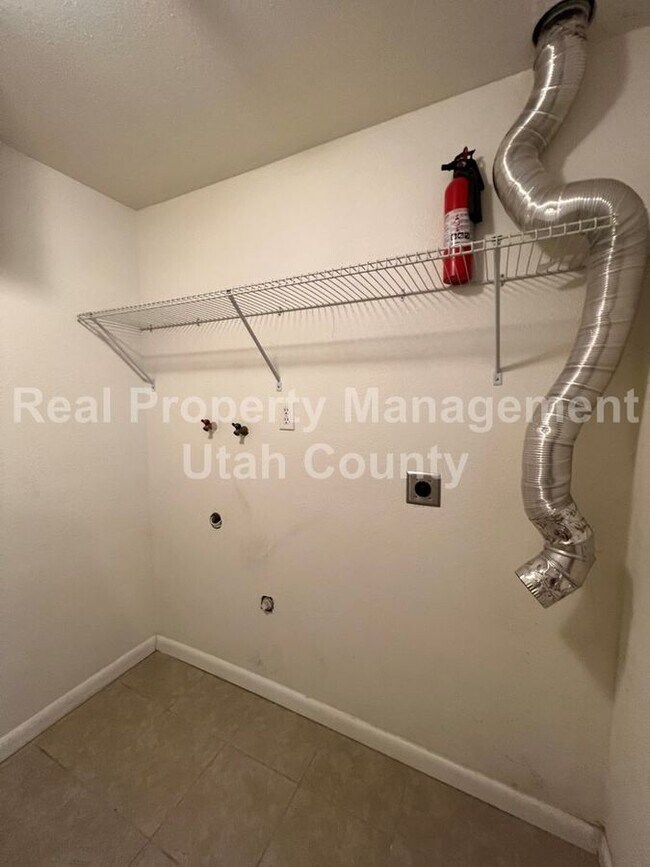 Building Photo - 1009 W 675 N