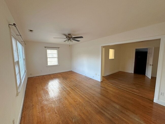 Building Photo - Rancher with Large Back Yard!