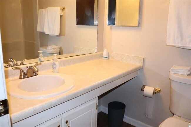 Building Photo - 2572 Stratford Ln