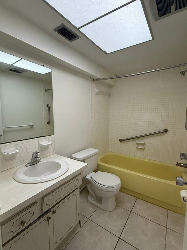 Building Photo - Cute Condo in Greenbriar