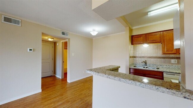 Building Photo - 904 University Oaks Blvd