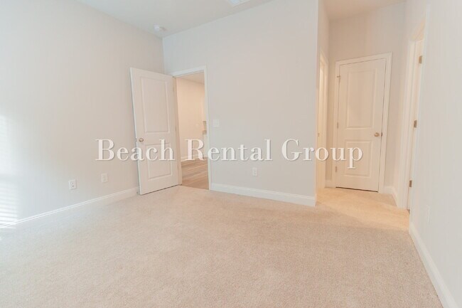 Building Photo - Spacious 3 Bedroom w/Loft, End Unit