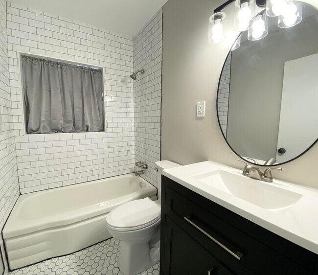 Building Photo - 2140 Silverdale Rd