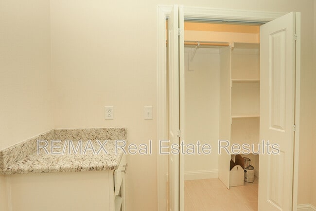 Building Photo - 2106 SW Huntwick Ave