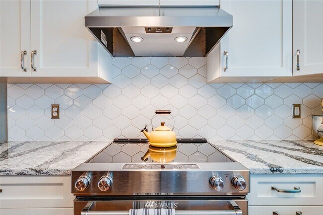Building Photo - Beautifully Remodeled 2 bed/1.5 Bath Townh...