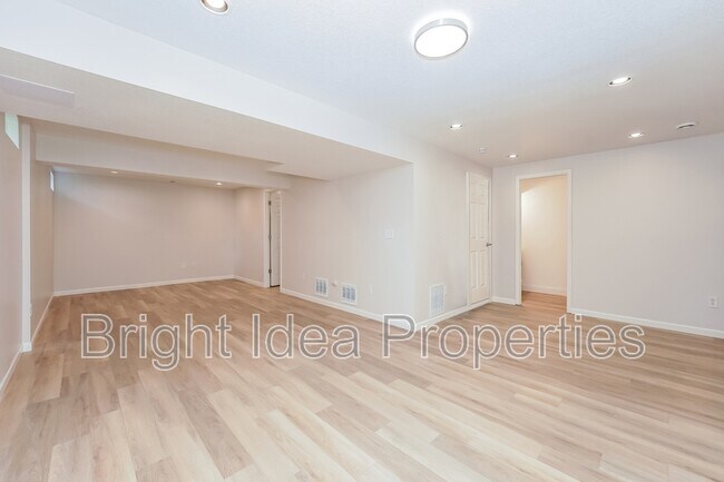 Building Photo - 373 Elan Ct