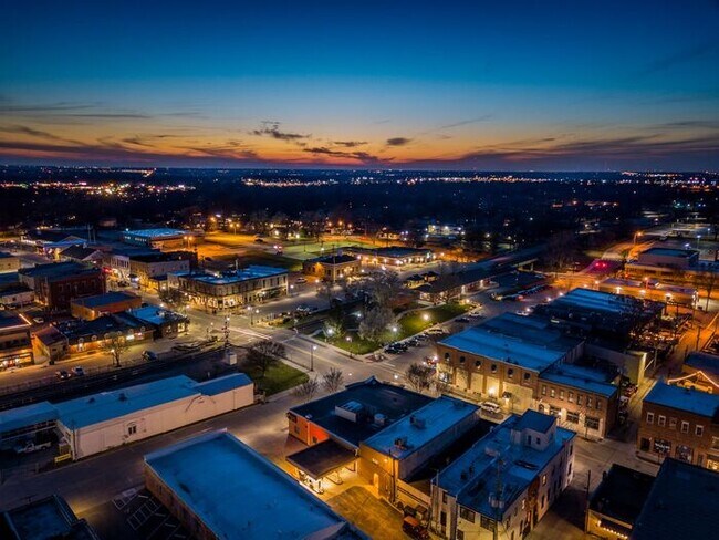 Building Photo - Lee's Summit, MO hidden gem with this ranc...
