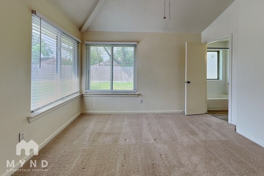 Building Photo - 10002 Green Valley Ln