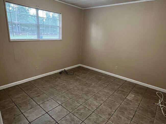 Building Photo - 650 Patten Ave. *