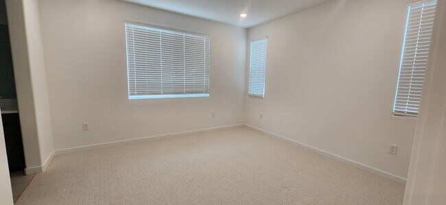Building Photo - Beautiful Brand New 3 Bedroom Home in Elk Grove