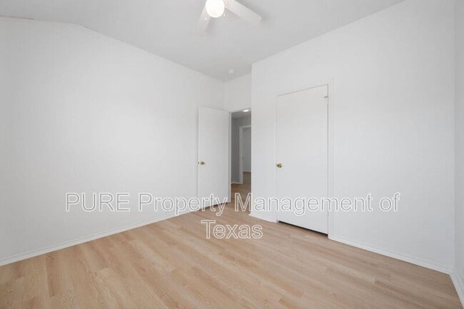 Building Photo - 906 Low Brim Cove