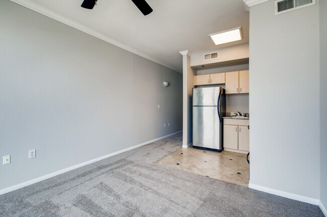 Building Photo - Top Floor Cortez Hill Studio with Western ...
