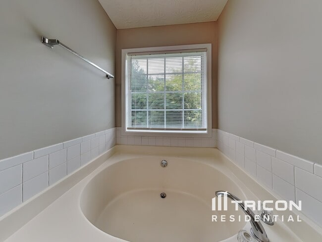 Building Photo - 7684 Pond View Ln