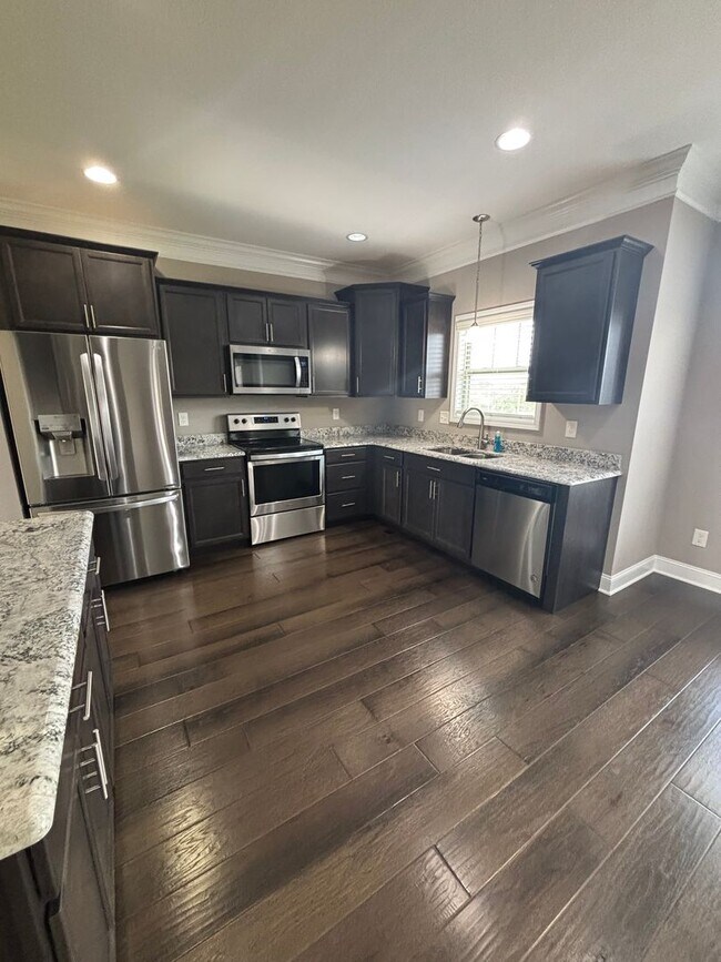 Building Photo - Mtn Views & Adaptable living in Seymour!