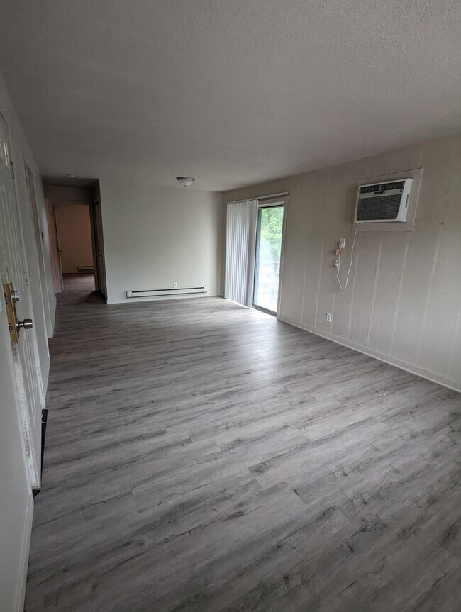 Building Photo - Upstairs 2 Bedroom Apartment